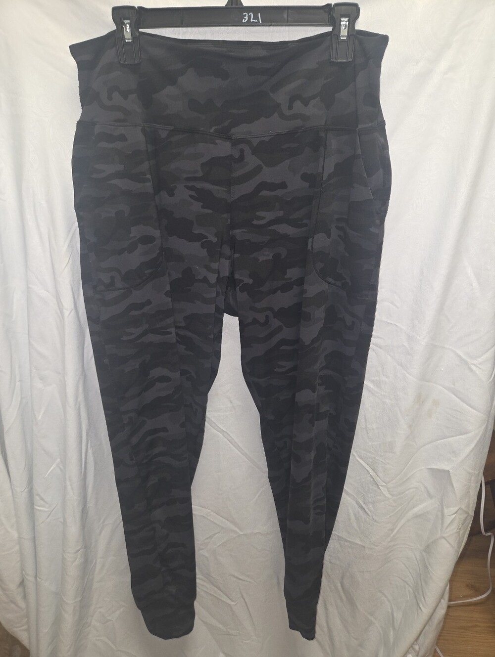 Athleta 1X Legging Black/gray Camo high-rise waist side/waist Pockets.